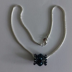 Halsband med swarovski kristaller egen design  - Halsbandet är 40cm långt, hänget ska sitta I halsgropen  Själva hänget är 2×1,8cm en dyrgrip som har 30st swarovski kristaller insydda, 6st 6mm pärlor och miyuki seed beeds, kedjan löper genom hänget, en ormkedja Kan skickas med postnord för 13kr