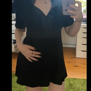 Svart klänning - Svart känning! Den har ett tunnt material som är perfekt till sommaren. Går att knyta på baksidan om man vill!