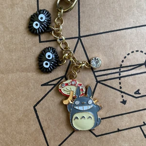 TOTORO NYCKELRING- ghibli studios  - säljer den här söta totoro nyckelringen, orginalpriset var 200 men jag säljer den för 100, jättefint skick då den knappt är använd!   *TRYCK INTE PÅ ”Buy” KNAPPEN* Har ingen bankid kopplad så kan ej få din betalning! 