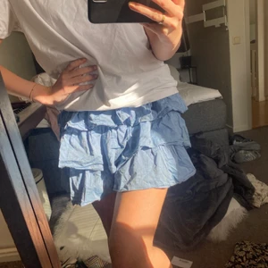 Volangkjol - Säljer denna volangkjol från H&M, den säljs inte längre men är sjuuuukt fin till sommaren! Storlek S