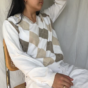 Argyle tröja 🤎 - En vit argyle tröja med beigt och brunt mönster. Från Gant. Strl XL för juniorer, motsvarar ungefär en S. Lite naggad i kragen, inget som märks. Köparen står för frakten! 🤎