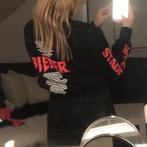 Tröja, H&M, S - Säljer denna coola tröja från hm i storlek S. Säljer för 180 och frakten ingår i priset!