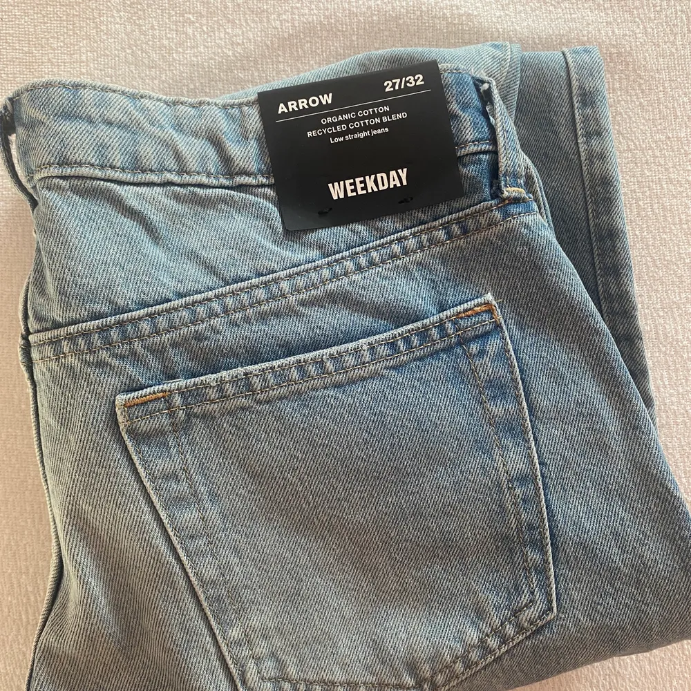 säljer mina helt nya weekday jeans i den populära modellen arrow! färgen heter verona blue. . Jeans & Byxor.