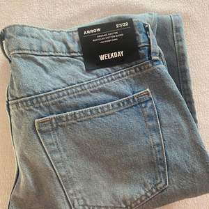 säljer mina helt nya weekday jeans i den populära modellen arrow! färgen heter verona blue. 