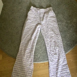 Byxor från zara - Rutiga byxor från zara köpta från plick aldrig andvända av mig kanske 3 gånger av personen innan. Lila vita rutiga långa byxor. Säljer för 250 köpta för 400 från zara