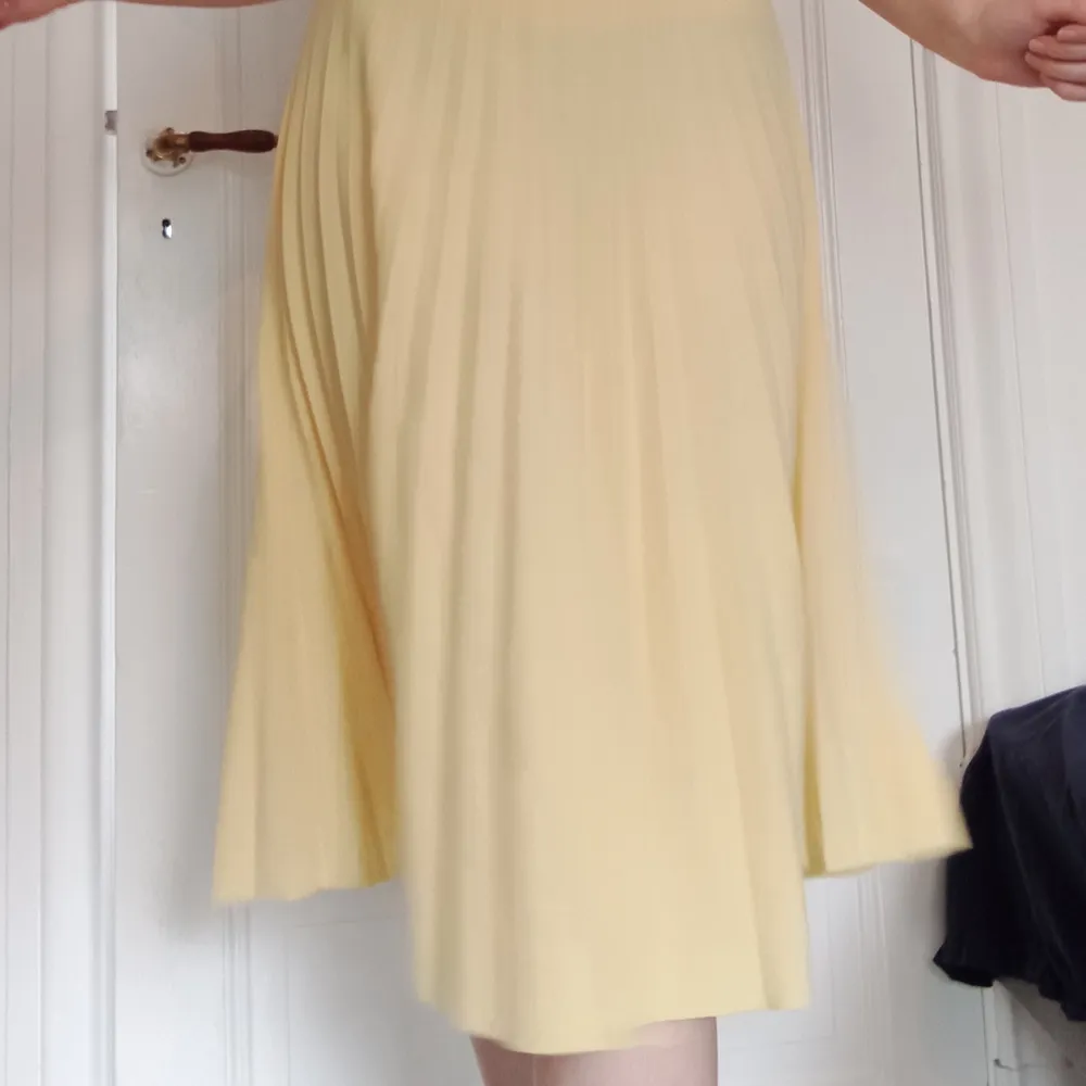 Otrolig kjol i ljusgult veckat tyg, verkligen perfekt till sommaren! Den är köpt här på plick och något använd, men säljs vidare då den tyvärr är liten på mig :(. Priset är exkl frakt, men jag möts gärna upp i Uppsala! ✨. Kjolar.