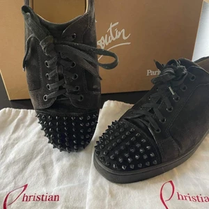 svarta christian louboutin skor - strlk 44.5 skick 10/10 inge smuts vid sulorna och inga skador på skorna köpta för 7000kr men köpte fel storlek och har tappat bort kvitto så släpper de billigare. kan gå ner vid snabb affär