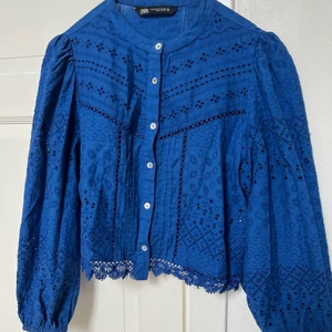 Söt blus ifrån Zara  - Blå blus ifrån Zara, storlek Xs 💘