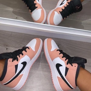 Jordan 1 pink quartz  - Säljer nu mina Jordan 1 mid pink Quartz. Köpte dessa för ca 1 år sen från restocks.net. Nypris: 3000kr. Säljer de då dem inte kommer till användning längre.  De är endast sparsamt använda (4 ggr). Kan tänka mig sälja de för 1600kr (kan diskuteras)