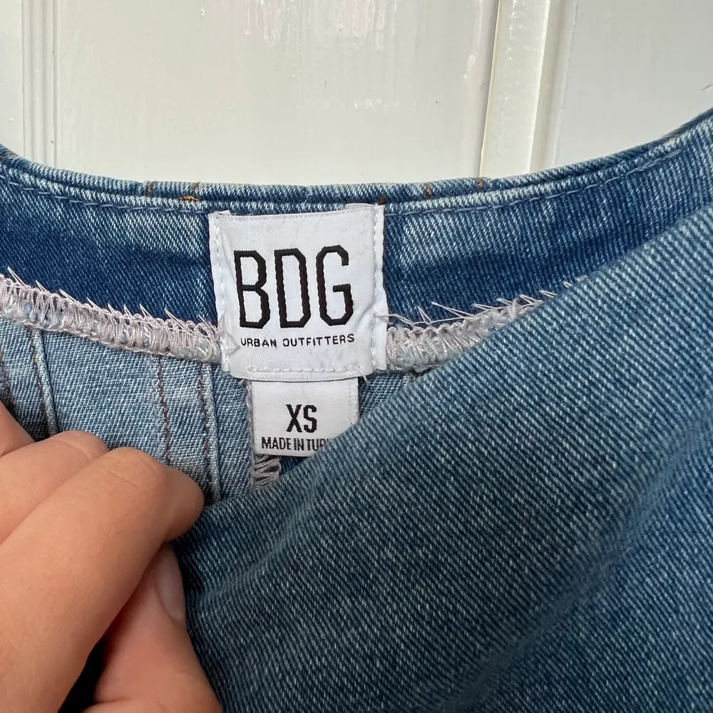 Kort tight jeansklänning ifrån Urban outfitters, storlek XS , använd fåtal gånger 💘 . Klänningar.
