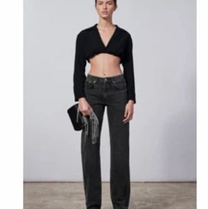 Zara Mid waist jeans svart - Säljer dessa populära Zara jeansen, dem är i färgen svart. Knappt använda för att jag kände inte att jag inte passade i dem. Stolek 34