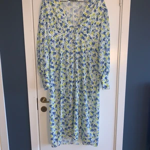 Midsommarklänning, Boohoo  - Klänningen är använd en gång och är som ny. Den liknar klänningar från adoore i passformen, vilket jag älskar! Säljer den nu då den inte kommit till användning. Den är i storlek 44 vilket motsvara L. Först till kvarn!