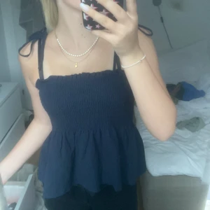 Mörkblått linne - Superfint mörkblått linne, passar perfekt nu till sommaren!💙 storlek xs men skulle säga att den passar både XS, S och M💙 nypris 109kr (använd ej köp direkt funktionen)