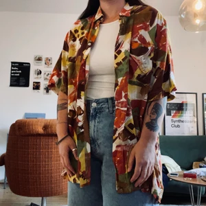 Vintage skjorta - Säljer nu ett av mina bästa second hand fynd då jag har alldeles för många skjortor i garderoben nu. Stl.41/42, väldigt oversize! Full med massa fina färger, passar perfekt nu till sommaren! 