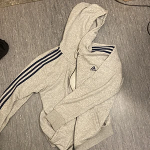 Adidas hoodie grå - Rensar garderoben helt och hållet för att få plats för nya kläder, allt är i bra skick!!  Köparen står för frakten som kommer kosta lite extra bara!