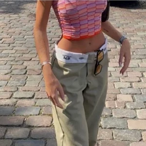 Beiga dickies 874 - Jätte fina dickies som jag säljer eftersom att jag inte använder dom tillräckligt. Köpta här på Plick och endast använda ca 2 gånger. Är i storleken 32/32 vilket passar en xs-m om man viker ner midjan. Längden passar bra på mig som är 170. Lånade bilder