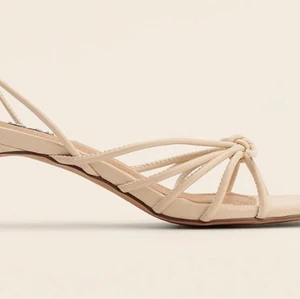 Sommarens snörningssandaler - Superfina, lågklackade sommarskor från NAKD. Säljer de tyvärr då jag köpte dem i för stor storlek. Populära på hemsidan. Nypris: 650kr