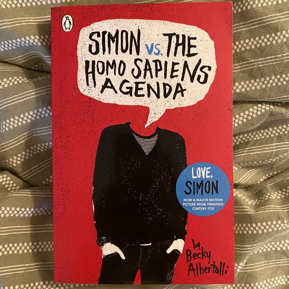 Helt ny och oläst kopia av ”Love Simon”. Den är på engelska och är en paperback. . Böcker.