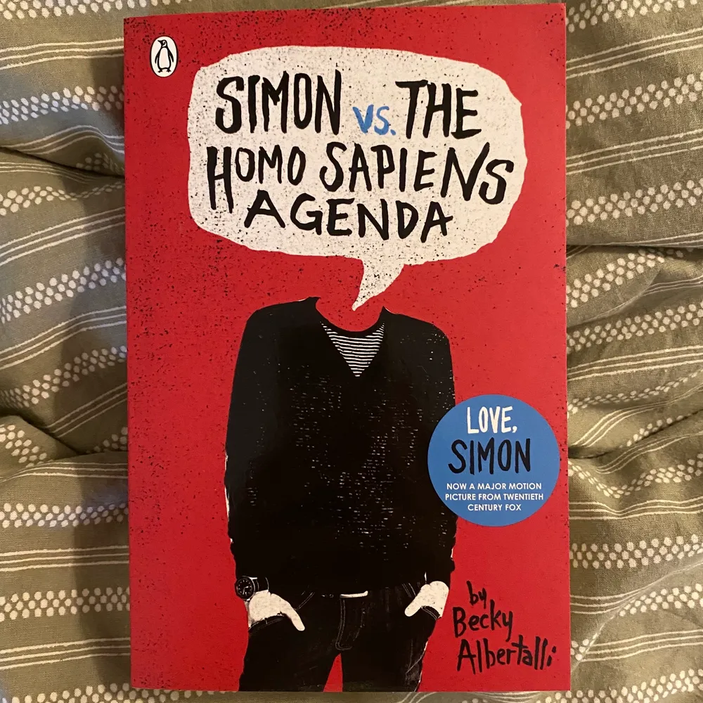 Helt ny och oläst kopia av ”Love Simon”. Den är på engelska och är en paperback. . Övrigt.