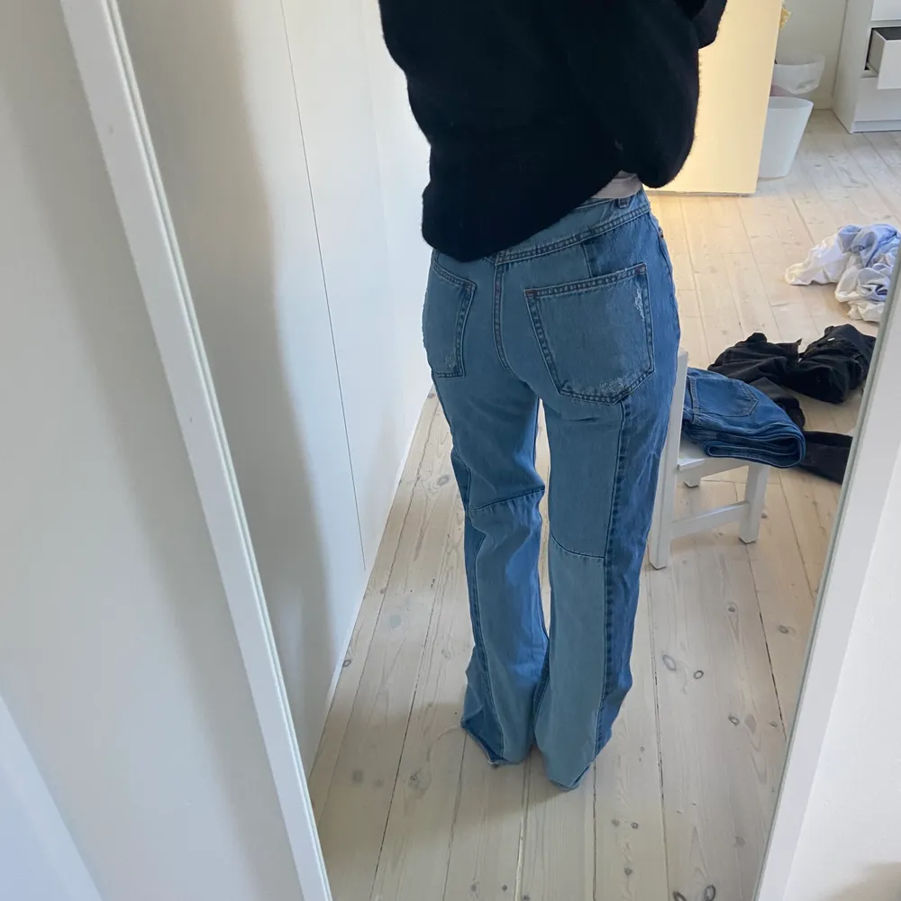 Jättesnygga flare blålappade jeans strl 34 men funkar också till er som brukar ha 36. Jeans & Byxor.