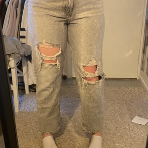 Grå jeans  - Gråa jeans från hm med slitning. Sitter väldigt fint och har inte några skador. Frakt på 59kr kommer att tillkomma❤️ hör av dig vid intresse eller frågor ❤️