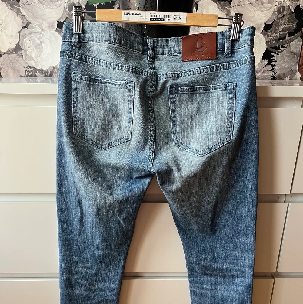 Fina lågmidjade jeans köpta på second hand butik. Storlek 29 i midjan men osäker på bensmärtor. Väldigt fint skick för att vara second hand!. Jeans & Byxor.