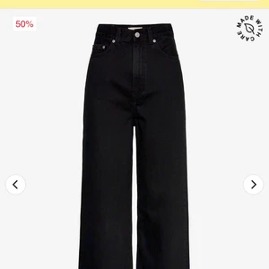 Levisjeans - Svarta Levisjeans med hög midja. Långa i benen på mig som är 172. Kan prutas ner en del vid snabb affär