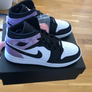 Nike air Jordan 1 mid  - Säljer ett par Nike air Jordan 1 mid i storlek 36,5 Helt nya oanvända kvitto finns självklart hör bara av er om ni har några andra frågor 