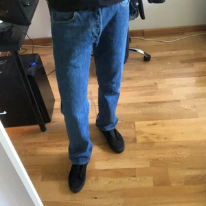 Levi’s Jeans Storlek 32/32 - Ett par Levi’s Jeans 501:or knappt använda och sitter väldigt bra, möjligtvis smal i midjan men funkar med och utan bälte.