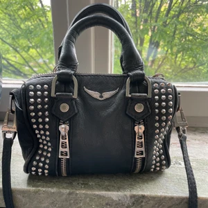 Zadigväska - Så cool zadig väska med spikar i den gamla modellen (som jag tycker är den snyggaste) Köpt på zadig butiken. Så användbar färg, storlek och modell som passar till allt😍