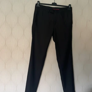Kostymbyxa Herr - Svarta kostymbyxor i slim fit, från Dressmann. W31 L32
