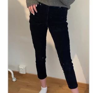 Manchester byxor  - Säljer dessa Manchester jeansen från Monki, säljer eftersom de är för korta för mig🤍 Stl 32, 159kr+66kr frakt☺️ #monki