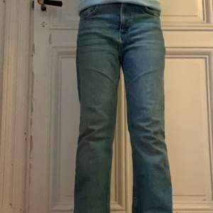 Zara jeans med modellen crop flare (är inte säker) . Storlek 36. Är 155 cm💖 Skriv för frågor eller bilder💕💕 Pris kan diskuteras 💓