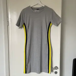 Grå T-shirt dress med gul/svarta detaljer 