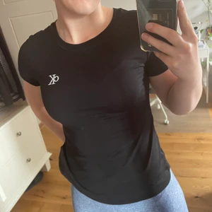 Calvin Klein svart t-shirt  - Svart basic t-shirt från Calvin Klein, bra skick då den knappt är använd😊  Pris kan diskuteras vid snabb affär, frakt betalas av köparen.  Skriv gärna om ni har frågor eller vill ha fler bilder!💕