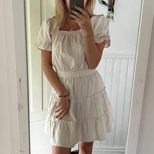 Sommarklänning - Säljer denna oanvända supersöta klänningen från NA-KD i strlk 32 (xs/s). Endast provad och lappen är kvar, klptes för ca ett år sedan. Skriv privat vid frågor/mer bilder💓