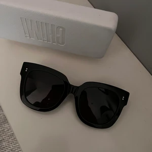 Cimi solglasögon - Chimi solglasögon berry 008, använda men i fint skick! Nypris 1200