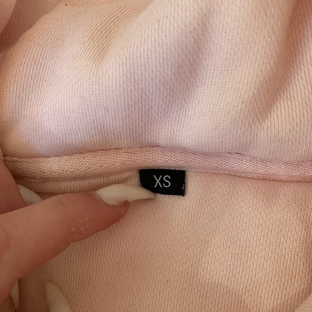 Ljusrosa hoodie från dirtcult i xs, superfint skick förutom en pytteliten blå fläck på magen (nån millimeter stor, syns knappt)! Annars är den hel och ren, trycket är inte sprucket eller liknande heller💓. Hoodies.