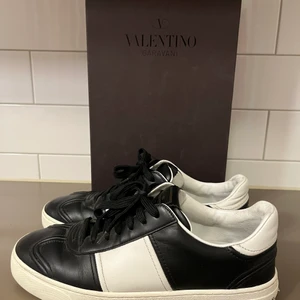 Valentino skor stl 42/2 - Jag säljer mina Valentinos för jag inte använder dem längre det är i bra sick (lite smuts samt någon spik är borta) pris kan diskuteras 