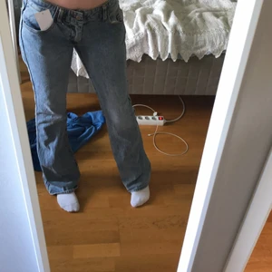 Brandy melville jeans - Säljer dessa as snygga brandy melville jeansen❤️ aldrig använda och bara testade, prislappen sitter kvar. Modellen heter ”eleanor jeans”.  (Andra bilden är lånad)