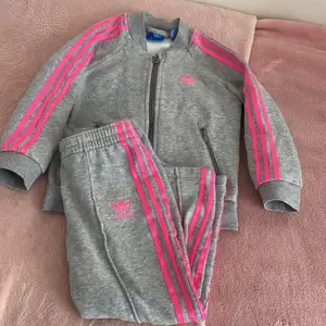 Adidas originals baby tracksuite  Size  3-4 years, knappt använd hel och fin! Varm fleece inuti, skön och jättesöt på!  Köp på JD sports, nypris 649:-