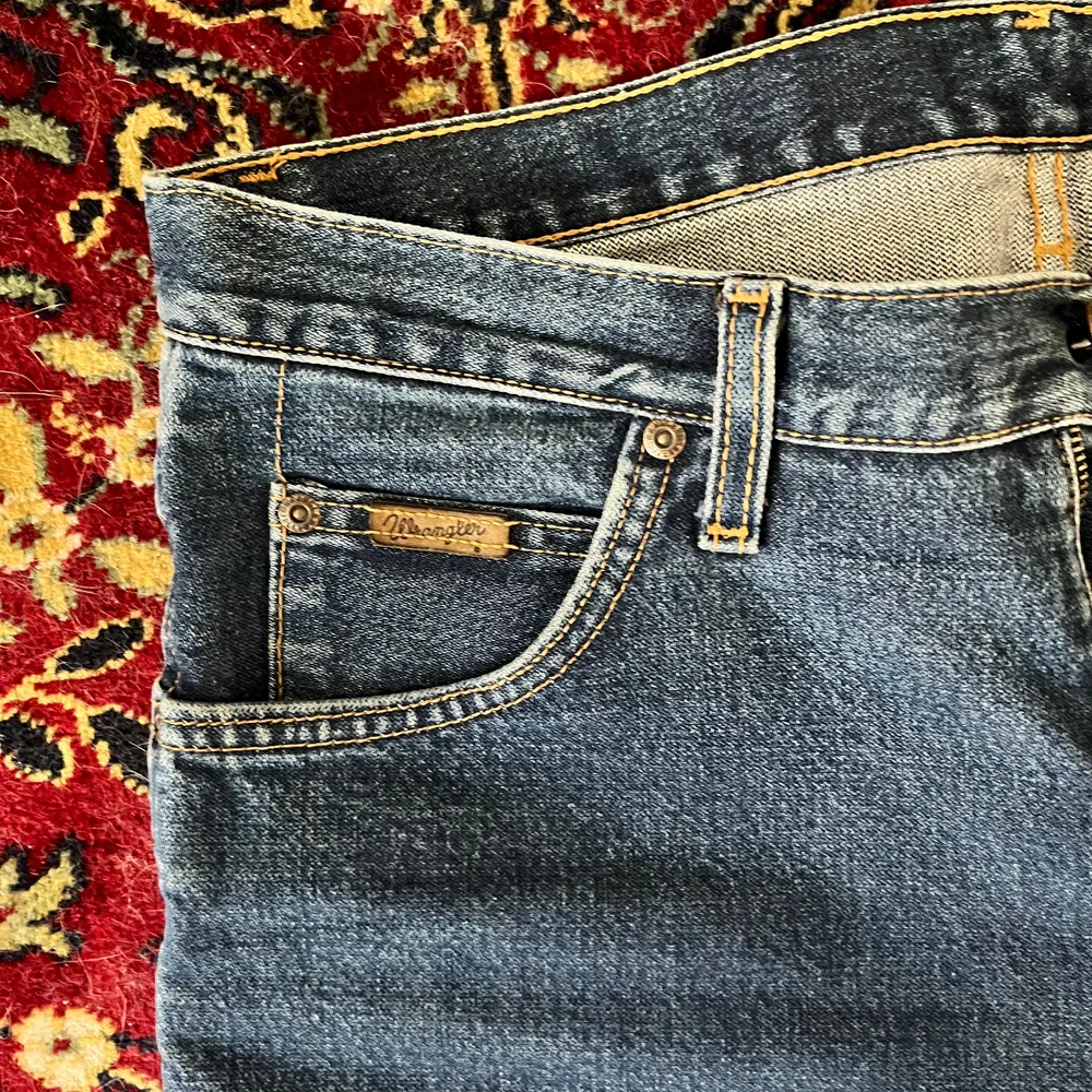 Wrangler jeans köpta på Sellpy. För små för mig men älskar dem pga längden. . Jeans & Byxor.