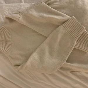 Stickad tröja - Beige stickad tröja ifrån hm, andvänd ca 4 gånger och skicket är bra! Inge noppig osv💞