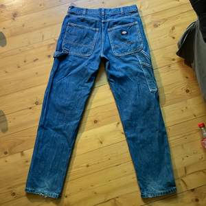 Jag säljer ett par dickies jeans som är lite slitiga. Det är ett litet igensytt hål ungefär vid ena knät, men det märks inte så mycket. Säljer för att de är för små. Ganska svåra att få tag på. Köpare står för frakt.