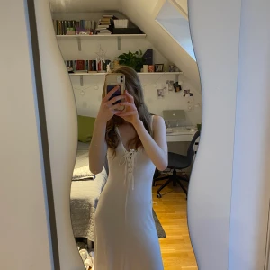 Ginatricot vit sommarklänning - Jättefin vit sommarklänning i nyskick i storlek XS (men då materialet är väldigt stretchigt skulle jag tro att den passar även S). Superskönt material som sitter jättebra. Säljer då jag har en ungefär likadan redan.