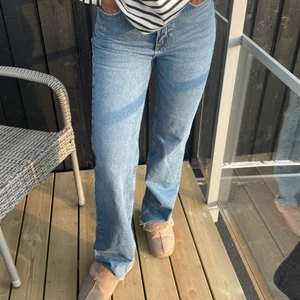 Straight blue jeans - Jättefina jeans från pull and bear men säljer för att dem inte kommer till användning💞