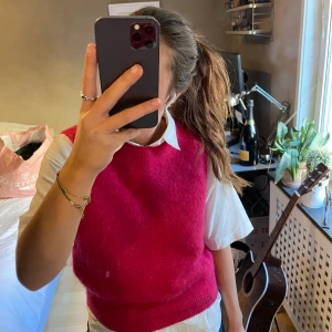 Stickad väst - Stickad väst i ull och alpacka blandning. Aldrig använd.