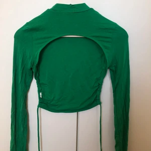 Långärmad - Grön långärmad från HM. Öppen rygg med knyt. 