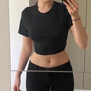 Topp med öppen rygg - Säljer denna snygga topp från shein med öppen rygg. Banden baktill gör att toppen passar många storlekar. Den är i strl L men passar mig som har S/M. Köparen står för frakten!