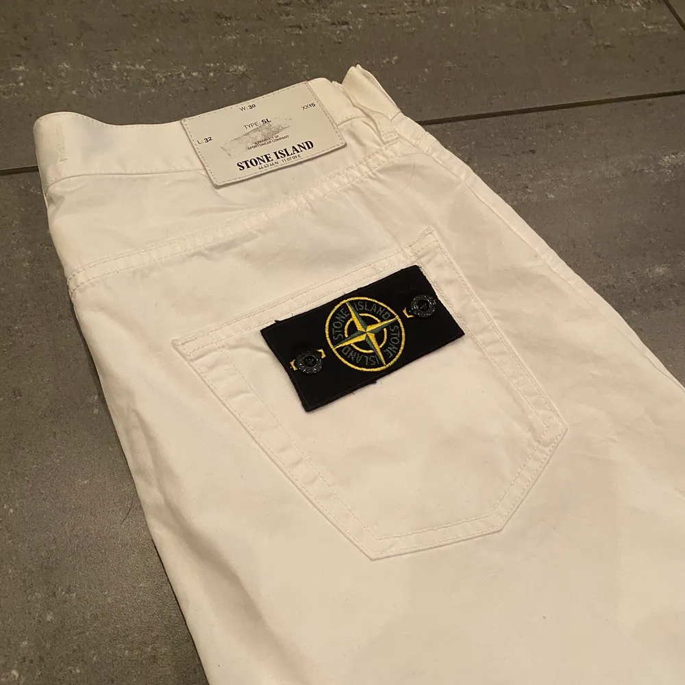 Vita stone island byxor i storlek W30 L32. Köparen står för frakt 📦 . Jeans & Byxor.